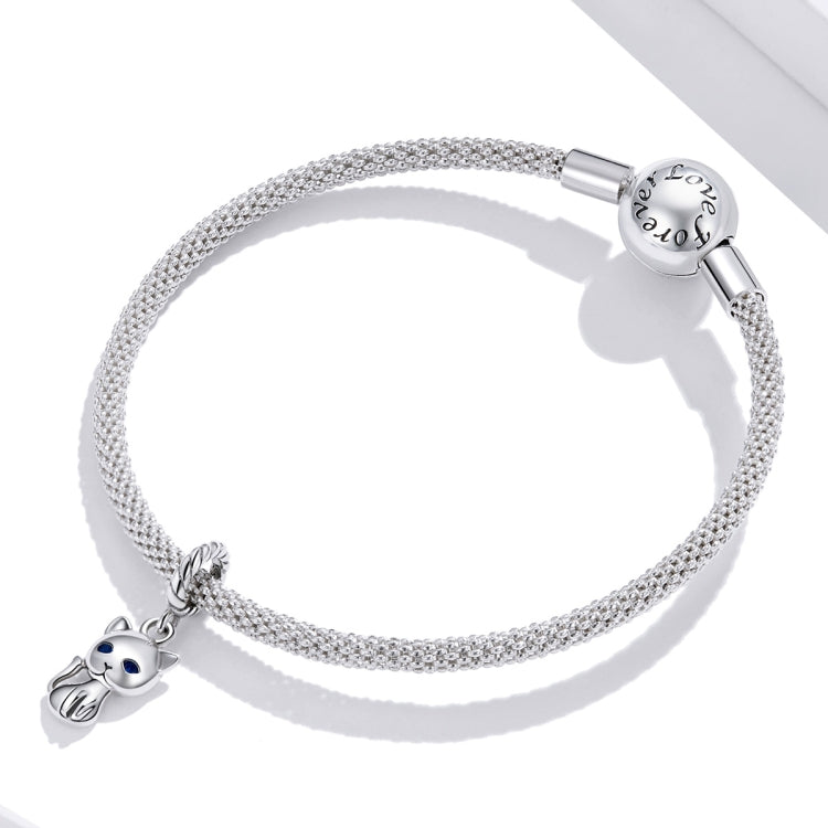 Sterling silver chain bracelet with cat charm and round clasp, braided texture beads