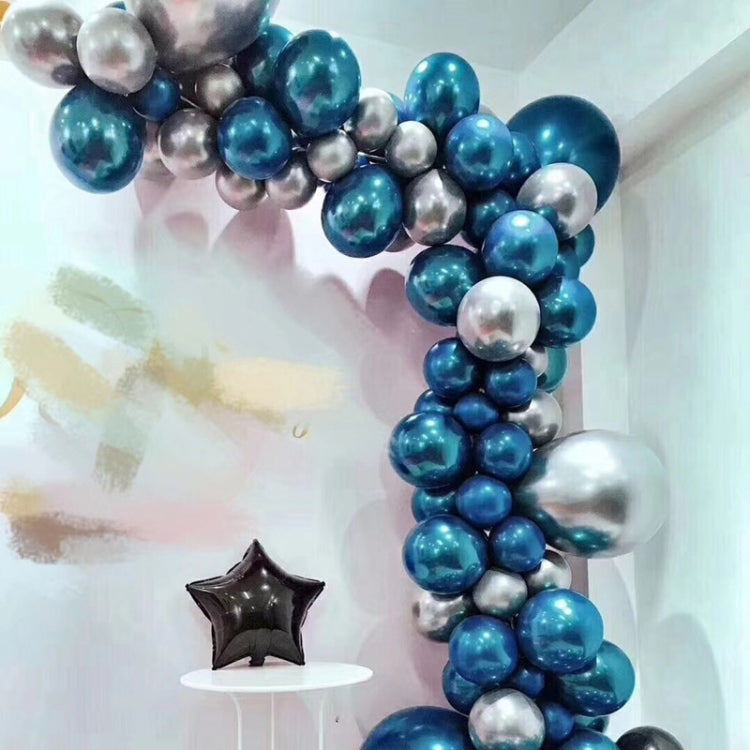 Clear balloon chain tie connectors along a blue balloon garland