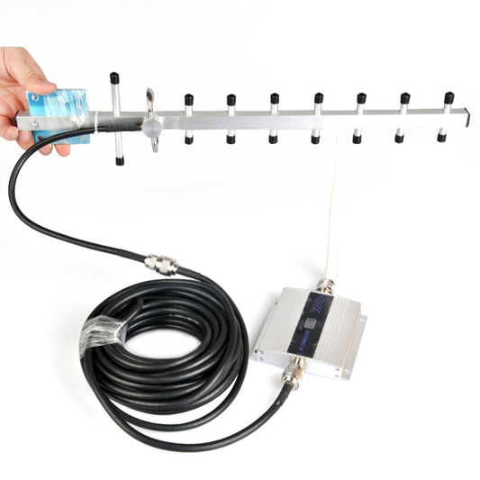 2100MHz 3G signal booster kit with Yagi-style antenna rods and black coax cable; hand