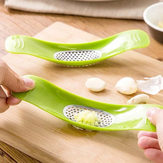 2 PCS Multifunctional Stainless Steel Arc-shaped Garlic Press Household Manual Garlic Crusher, Random Color Delivery, Garlic Crusher