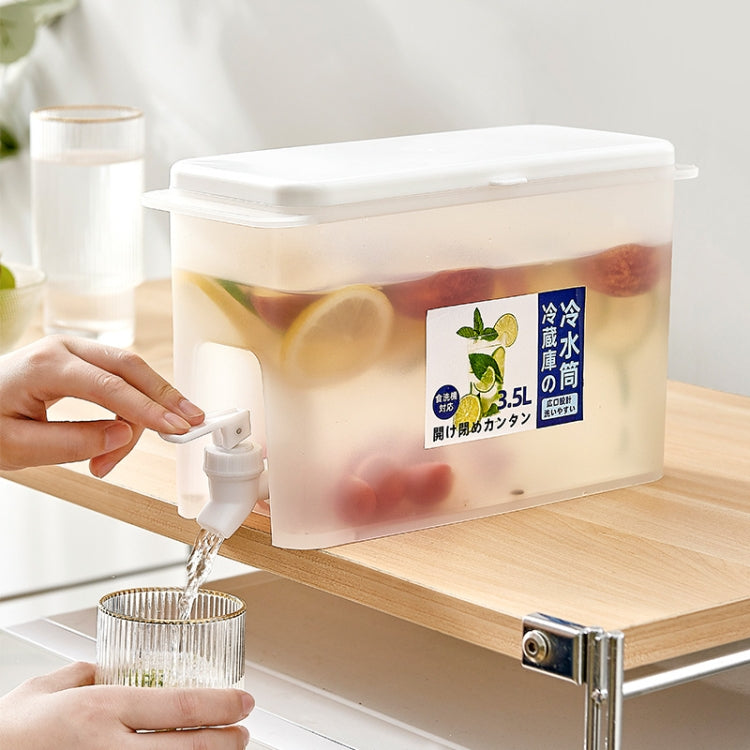 3.5L cold water bottle with faucet, fruit-infused water being poured into glasses