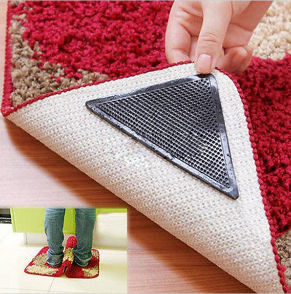 Anti-slip triangular rug mat on a rug edge, black textured grip