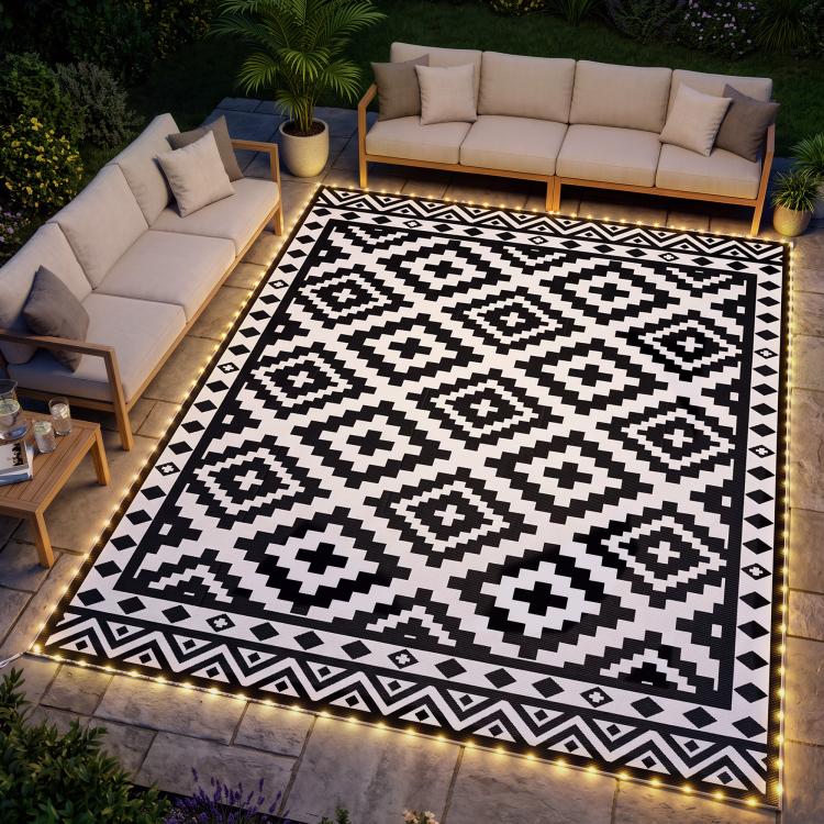 Outdoor geometric rug in black and white with illuminated LED edge border