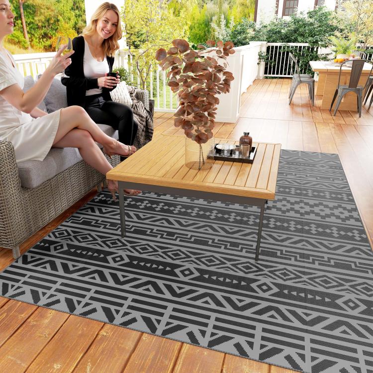 Outdoor reversible geometric rug in black and gray, rectangular 6x9 ft