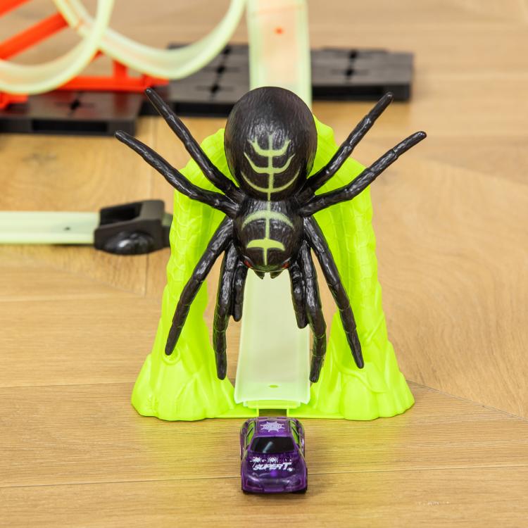 Green glowing spider play figure with pull-back purple car