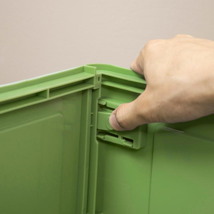 Green enclosed cat litter box front entry latch opening