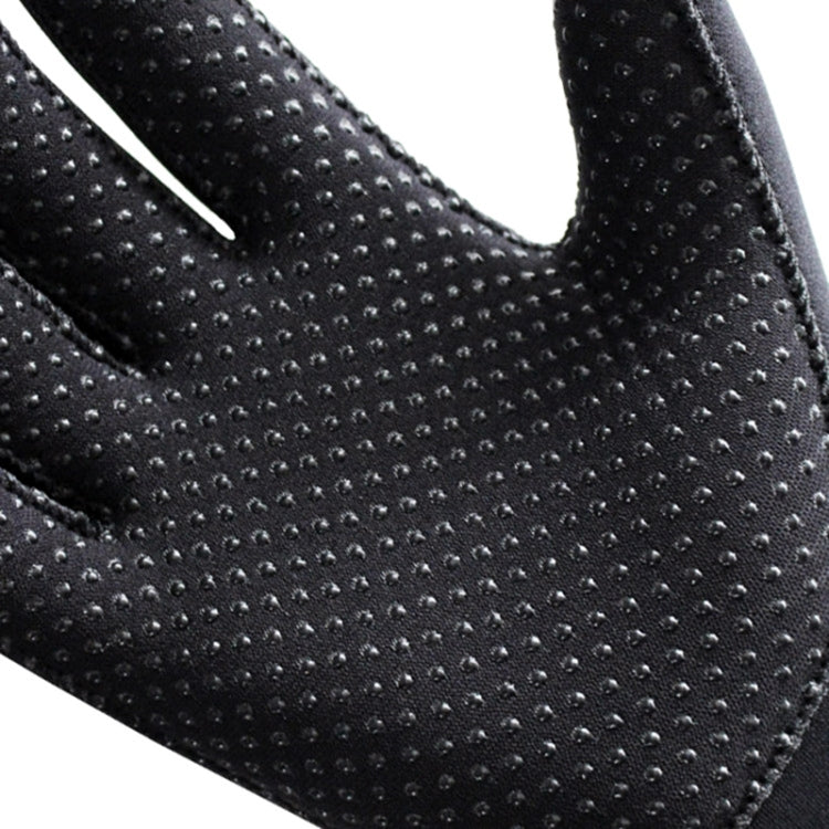 Textured palm area on black neoprene diving gloves with anti-slip dots