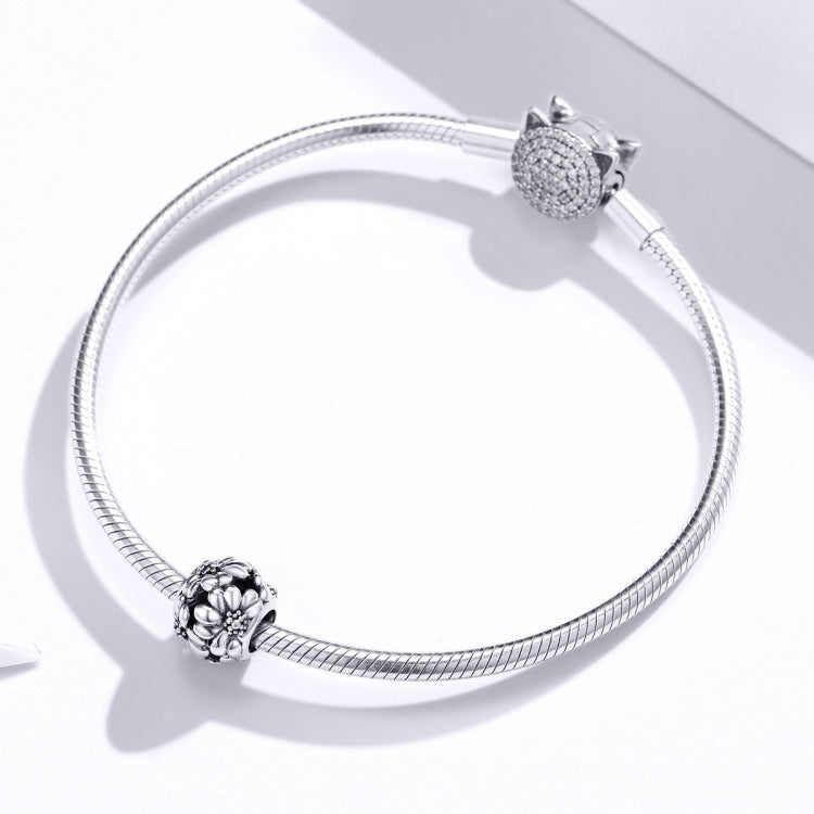 Sterling silver snake chain bracelet with daisy charm bead and sparkling round clasp charm