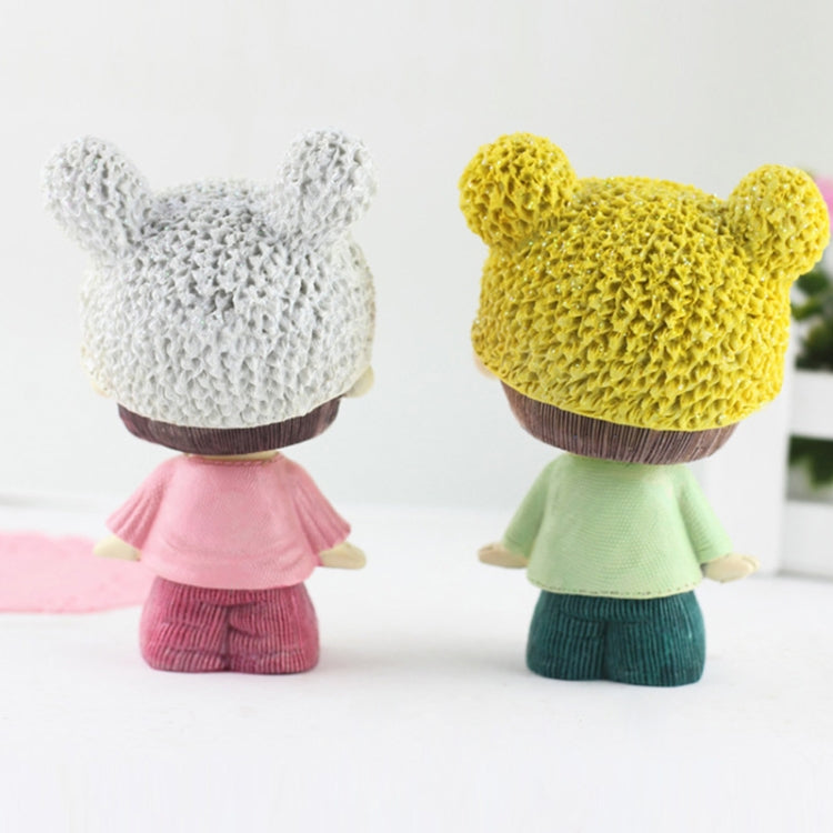 Resin cartoon couple ornament, back view: white and yellow bear-hat figures in pink and green