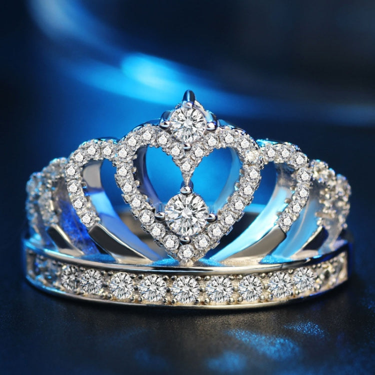 Princess crown zircon ring with central round stone and halo, platinum-plated.