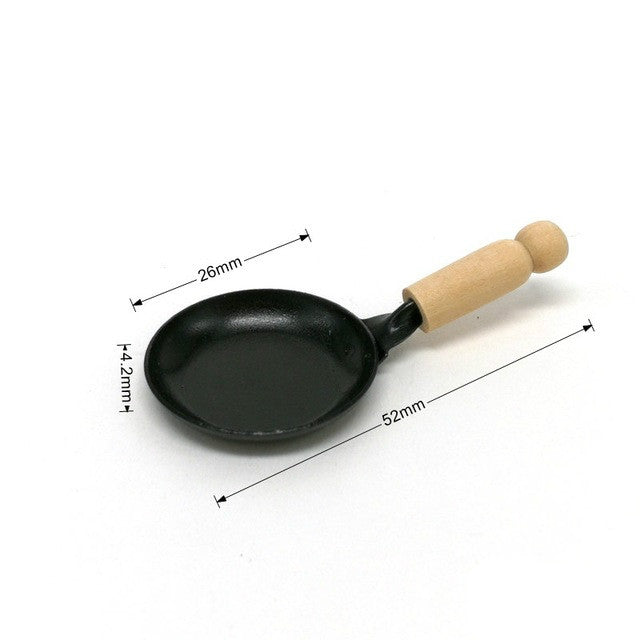 Miniature black frying pan with wooden handle, size measurements diagram