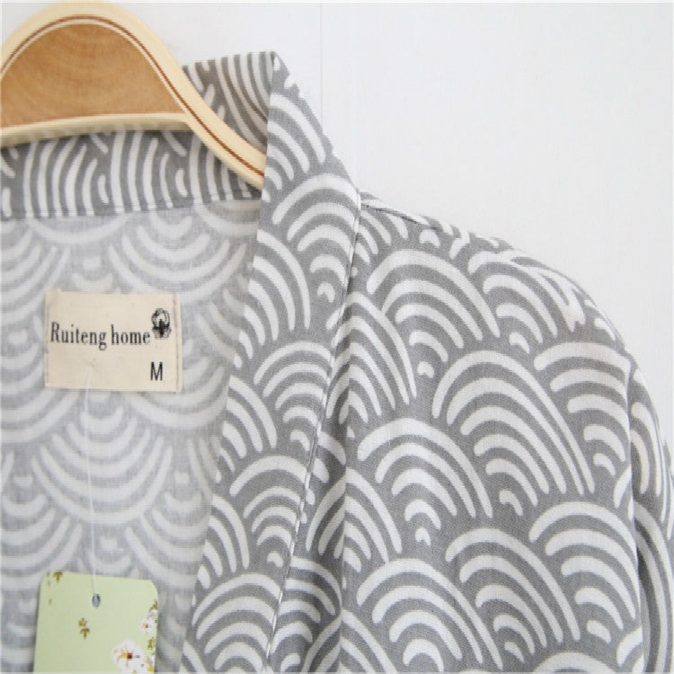 Gray wave-pattern cotton bathrobe collar and size label detail