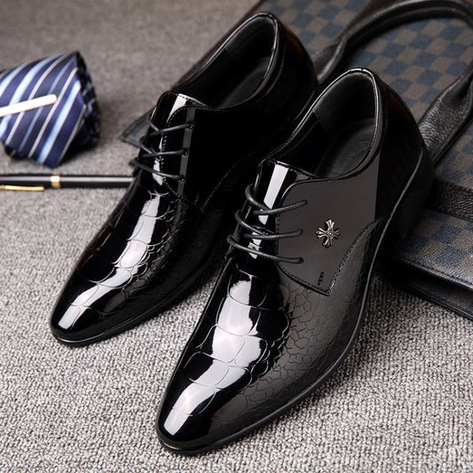 Pair of pointed glossy lace-up shoes, black crocodile texture, reflective finish