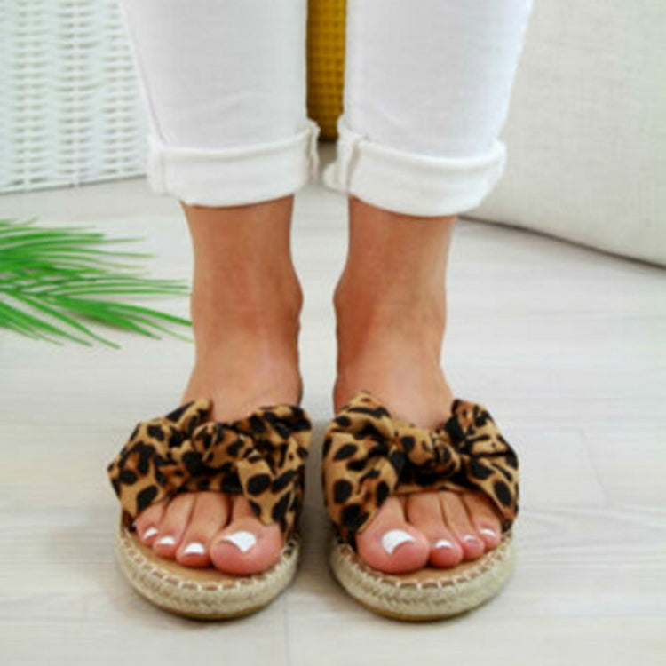 Women’s bow tie slippers in leopard print, open-toe slide with textured sole