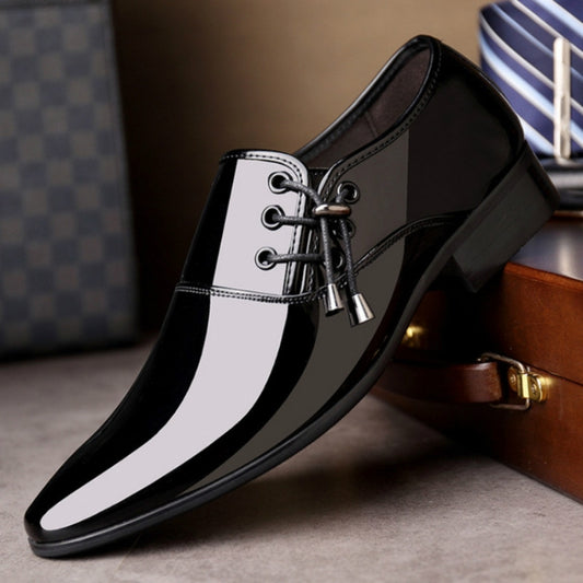 Men’s pointed glossy leather dress shoe with black lace-up design