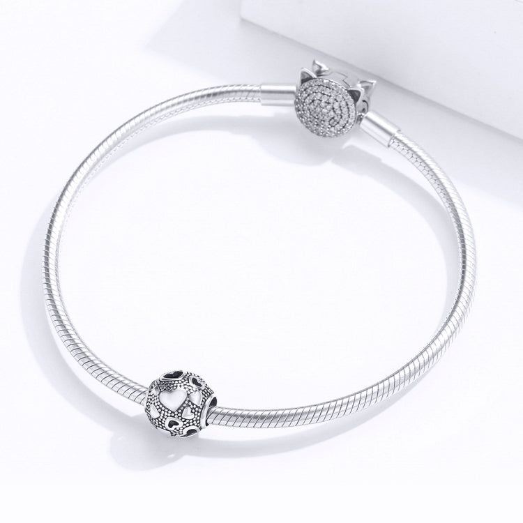 Silver snake chain bracelet with round heart-pattern bead charm and cat-shaped clasp