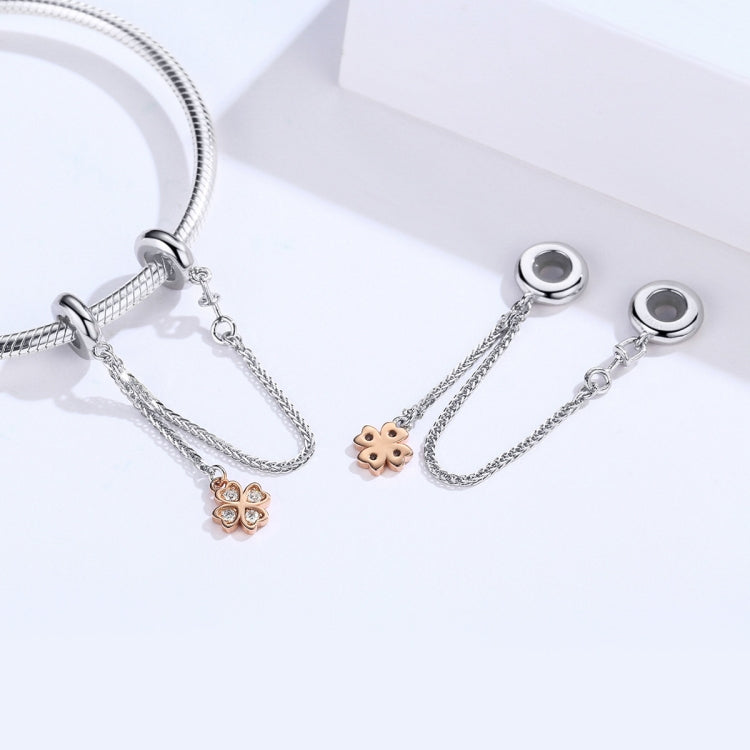Platinum-plated safety chain bracelet with clover charm and round clasp loops