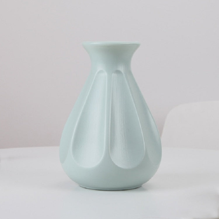 Blue plastic vase with fluted teardrop design, 14 x 20 cm