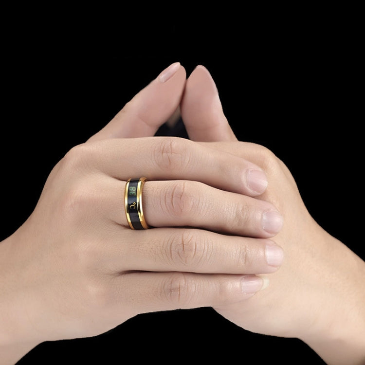 Smart temperature display ring in gold tone on finger with °C indicator