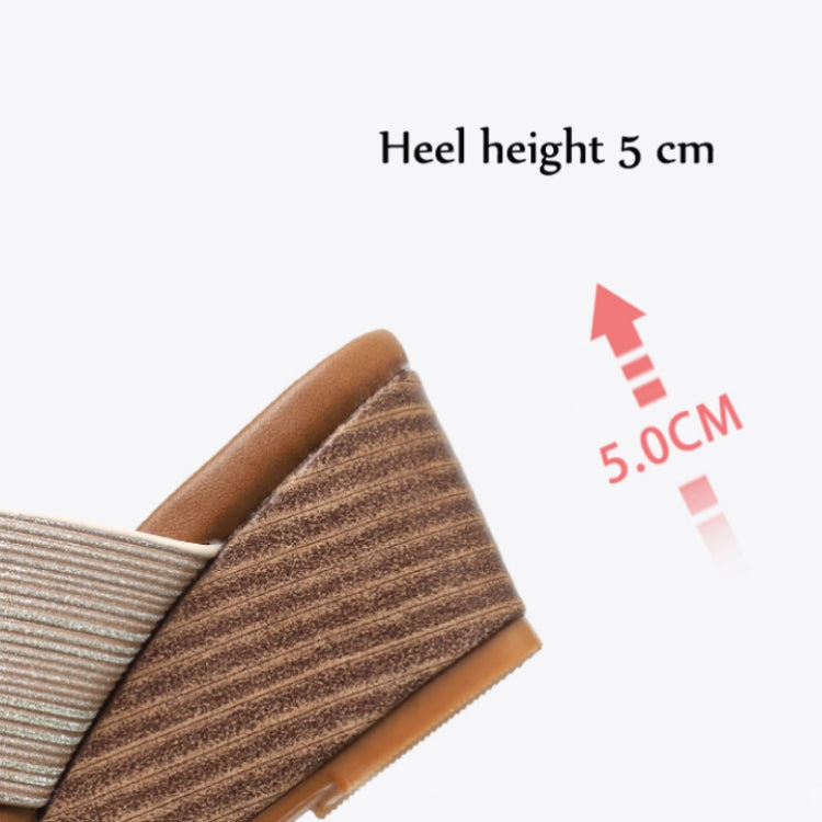 Wedge heel of shimmery slide sandals, with height marker indicating 5 cm