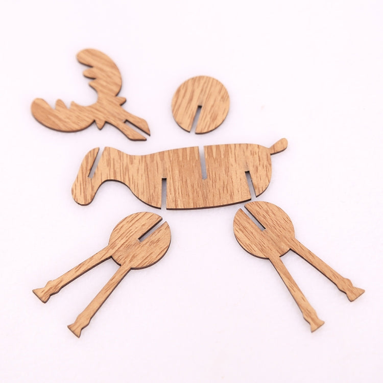 Wooden elk decoration pieces in light wood, flat cutouts with antlers and body