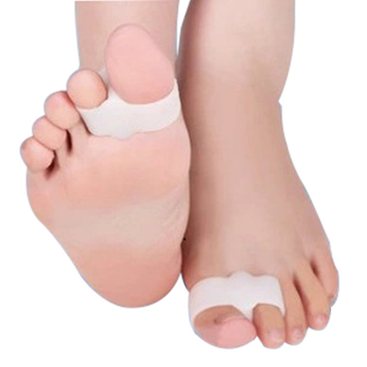 Double ring toe separators on feet, white spacer bands between toes