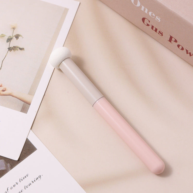 Single concealer brush with mushroom-style fluffy top and pale pink handle