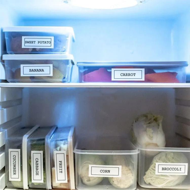 Thermal labels with printed food names on storage container lids