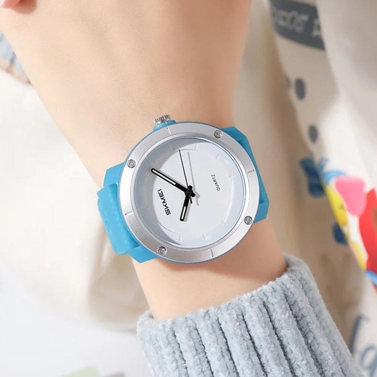SKMEI unisex quartz watch with silver case, white dial, and light blue strap