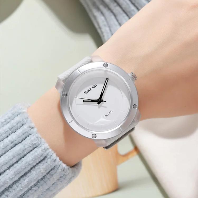 SKMEI unisex watch with round silver case, white dial, and metallic-gray strap